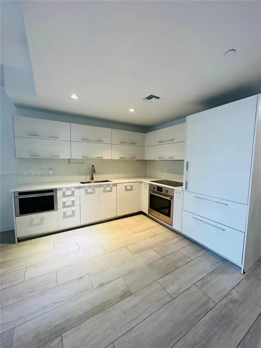 45 SW 9th St # 1202, Miami FL 33130