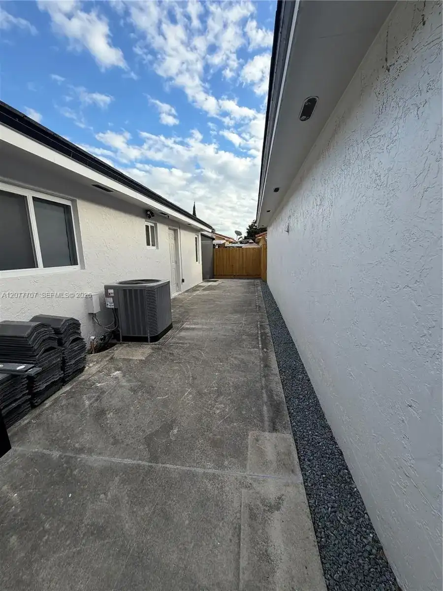 2658 W 74th Ter, Hialeah FL 33016 photo 2