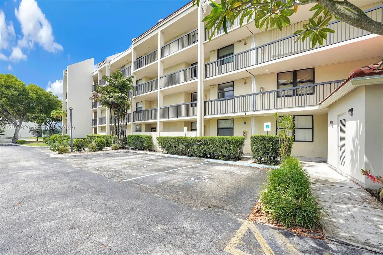 117 Lake Emerald Dr # 204, Oakland Park FL 33309 photo 2