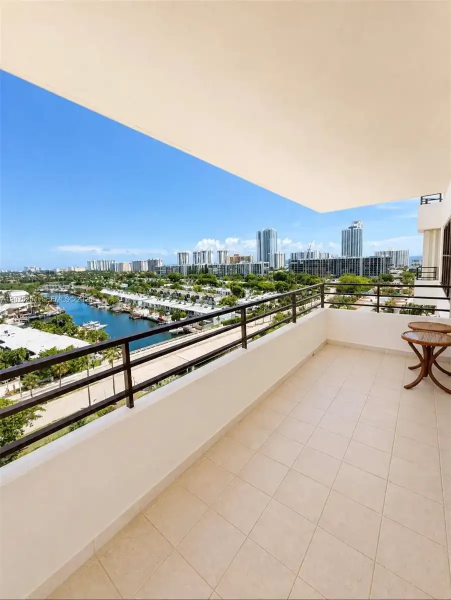 2500 Parkview Dr # 1207, Hallandale Beach FL 33009