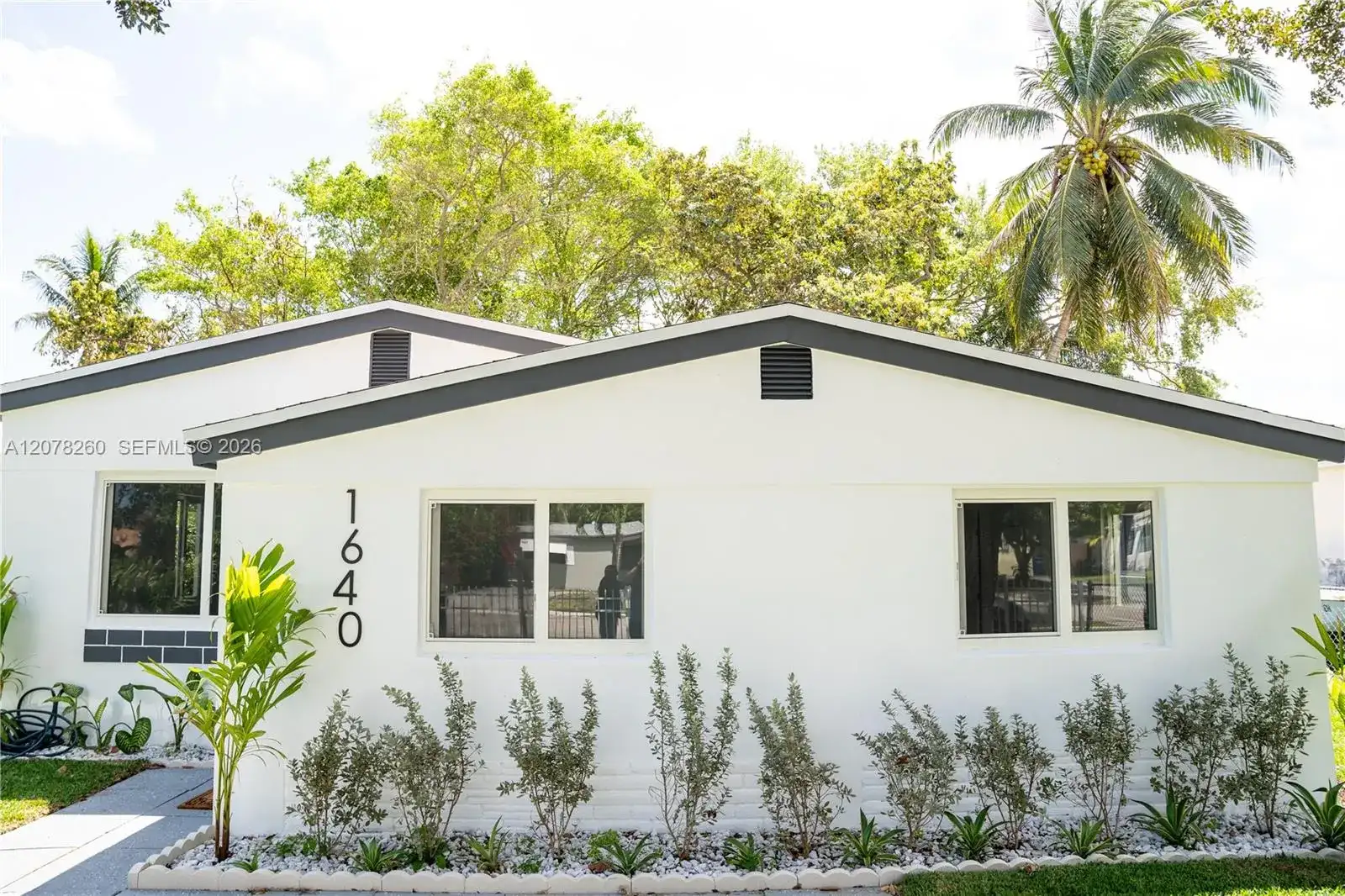 1640 NE 172nd St, North Miami Beach FL 33162 photo 2