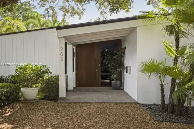 205 S Shore Dr S, Miami FL 33133 photo 2