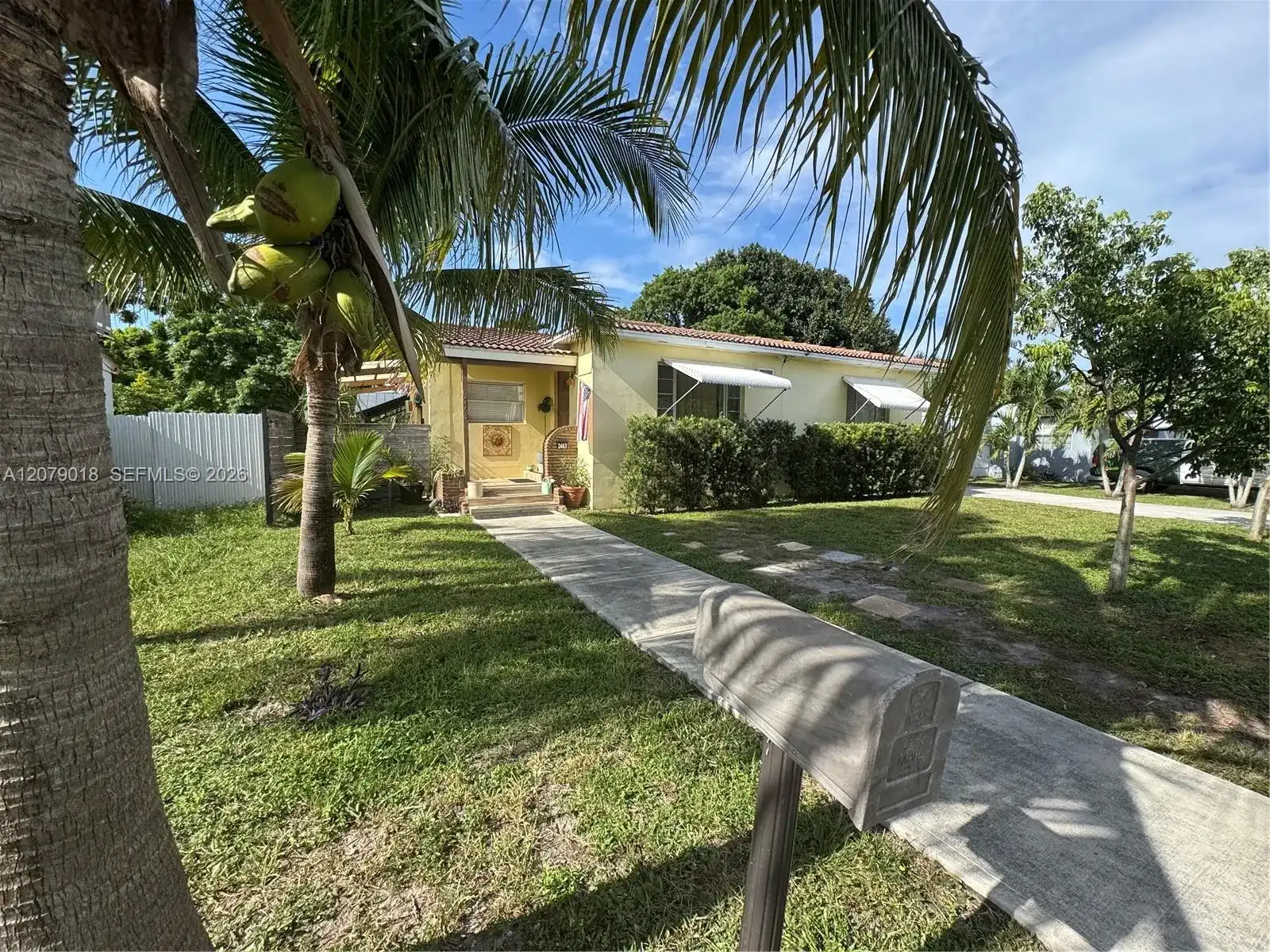 2463 Dewey St, Hollywood FL 33020