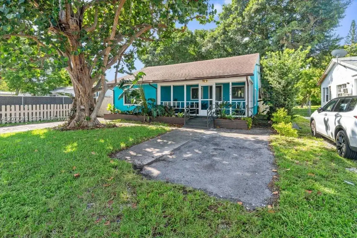 2434 Lincoln St, Hollywood FL 33020 photo 2