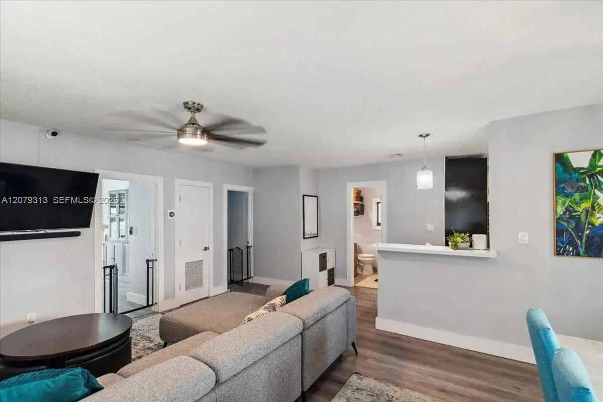 2434 Lincoln St, Hollywood FL 33020