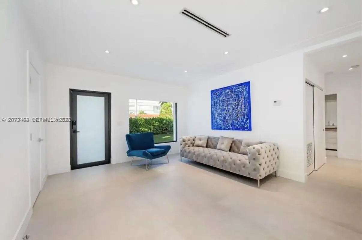 900 W 47th Ct, Miami Beach FL 33140 photo 2