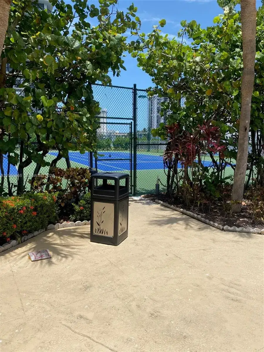 1000 Parkview Dr # 427, Hallandale Beach FL 33009 photo 3