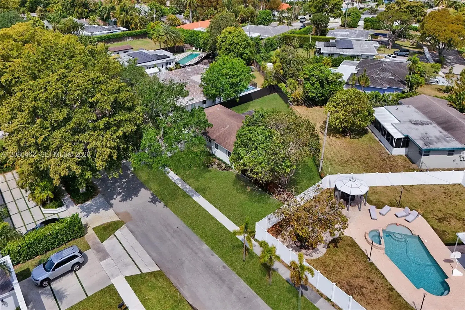 2125 Alamanda Dr, North Miami FL 33181 photo 2