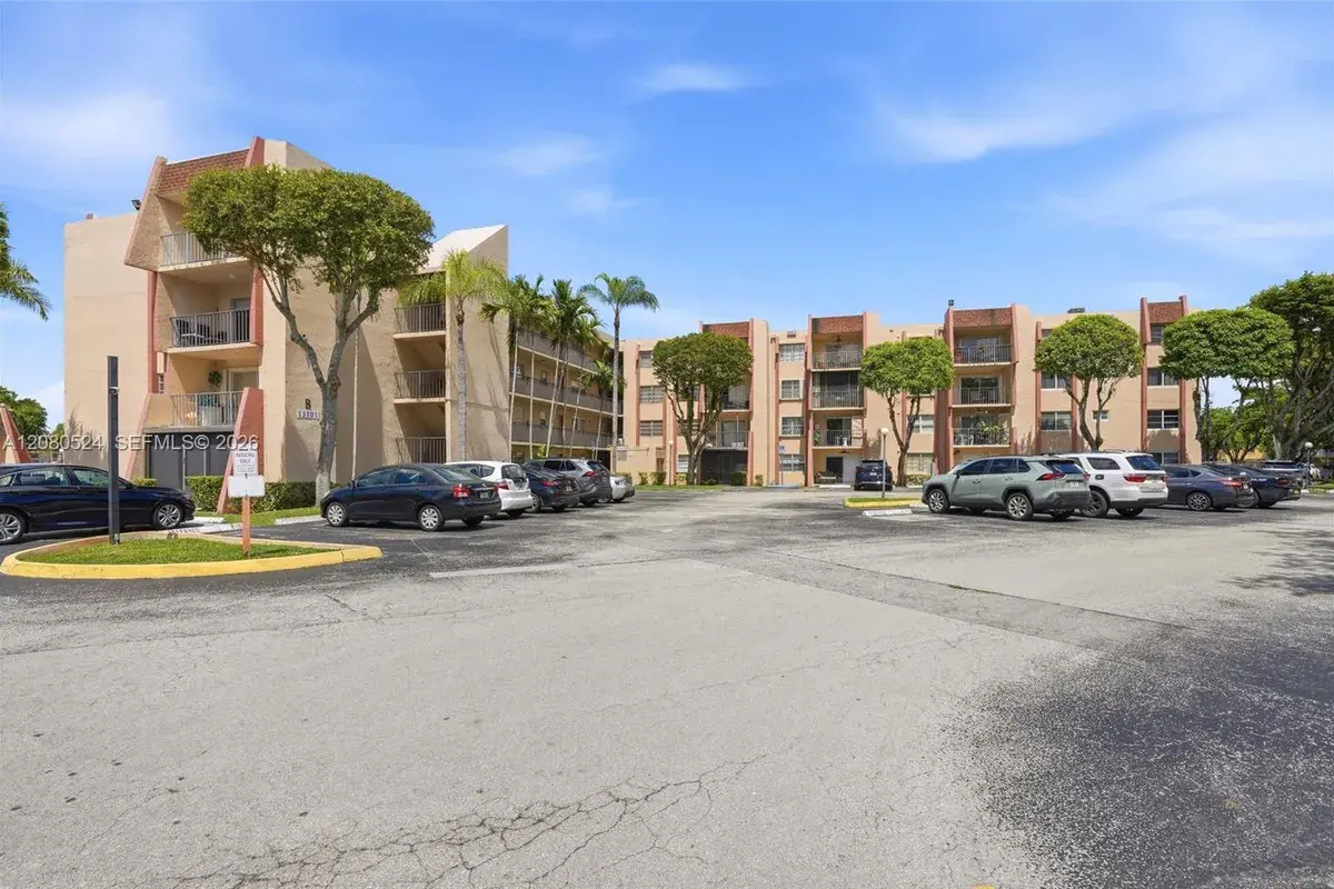 13701 Kendale Lakes Cir # 207, Miami FL 33183