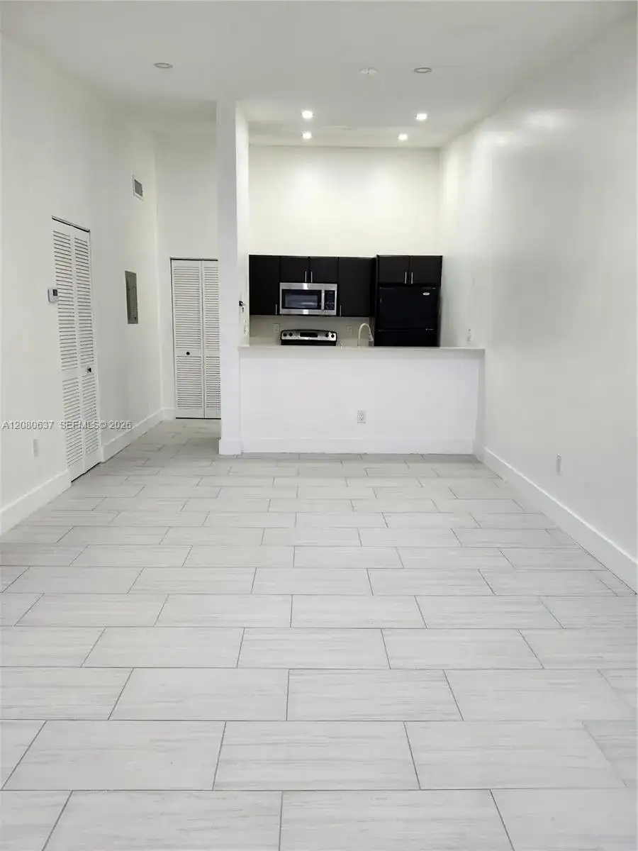 18224 Mediterranean Blvd # 17, Hialeah FL 33015 photo 3