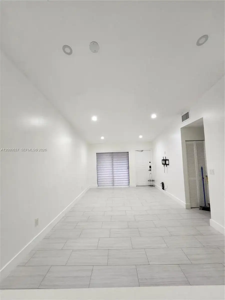 18224 Mediterranean Blvd # 17, Hialeah FL 33015 photo 4