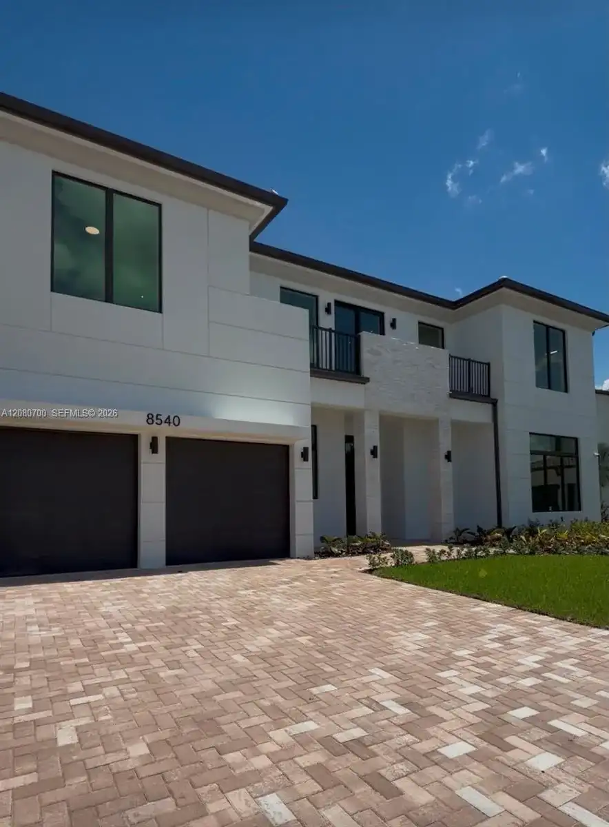 8540 NW 160th Terrace, Miami Lakes FL 33016