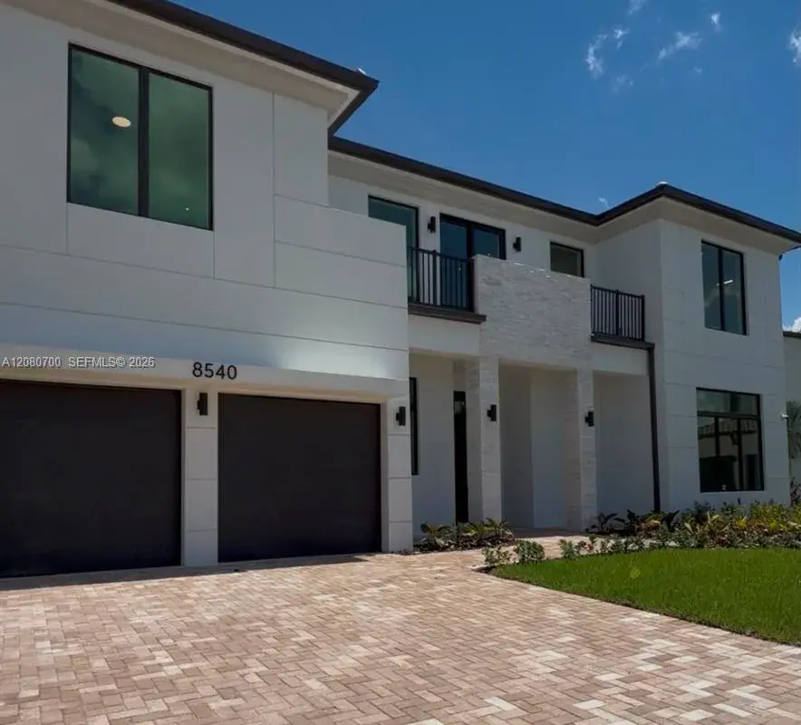 8540 NW 160th Terrace, Miami Lakes FL 33016