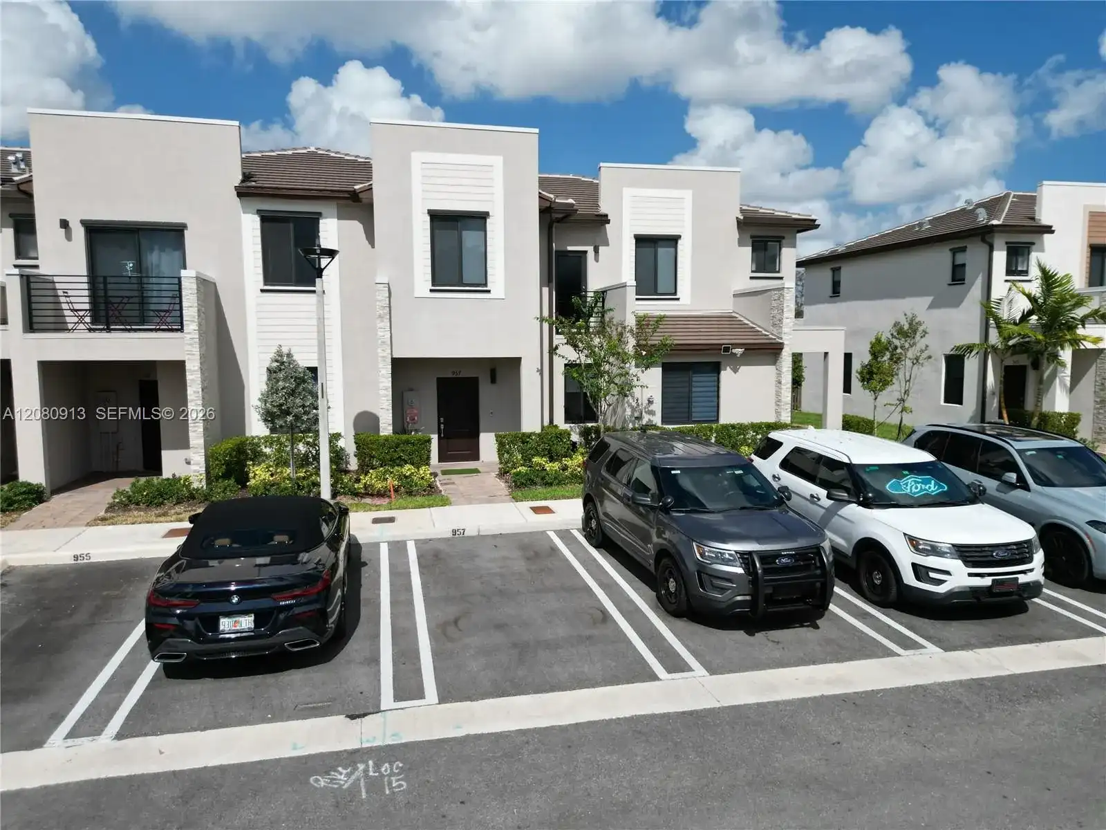 957 NE 211th St, Miami FL 33179