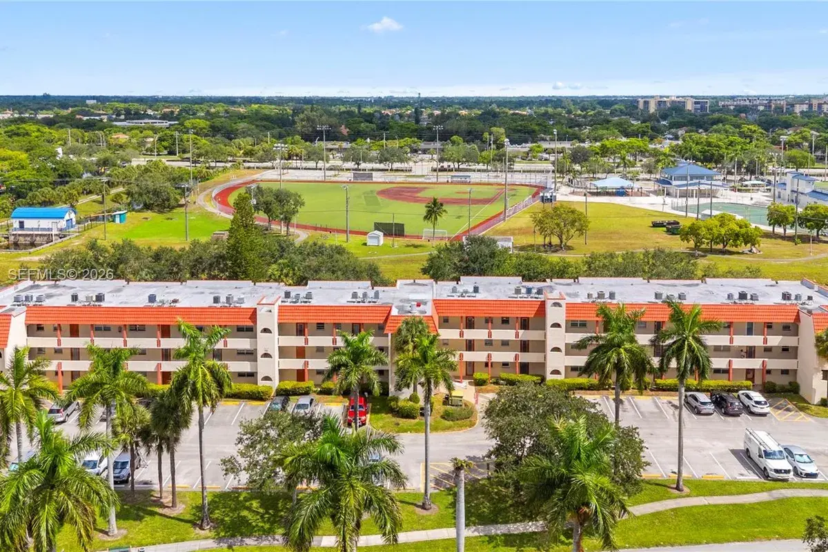 7891 N Sunrise Lakes Dr # 305, Sunrise FL 33322