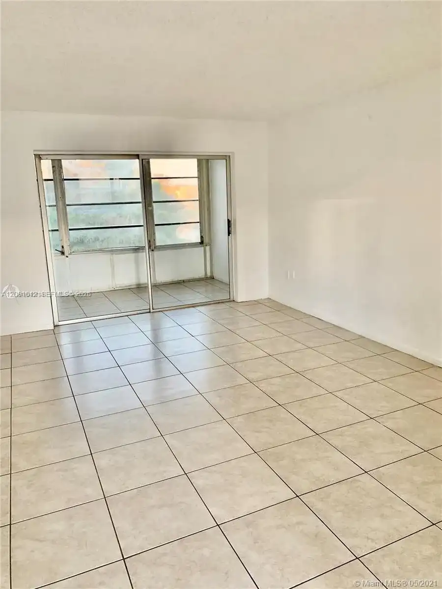 8220 Sunrise Lakes Blvd # 307, Sunrise FL 33322