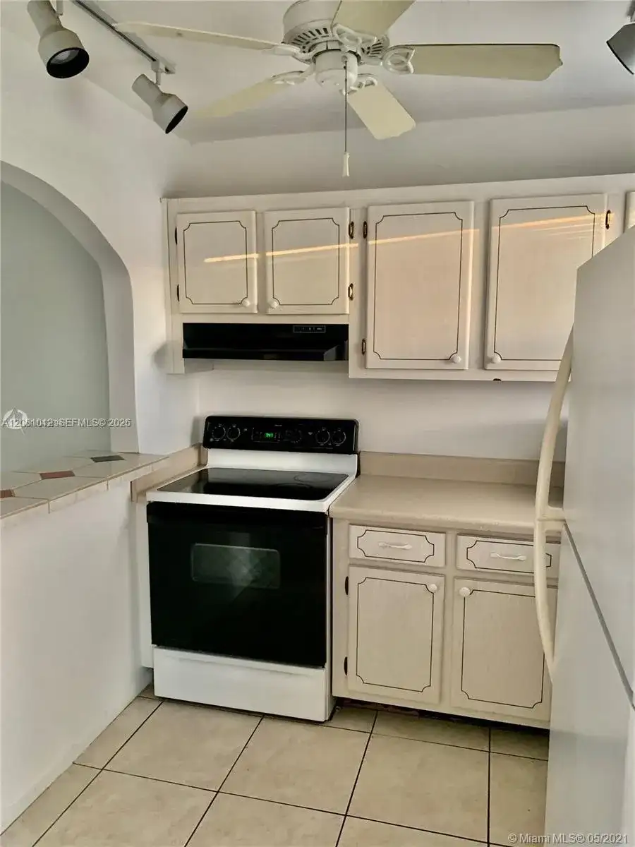 8220 Sunrise Lakes Blvd # 307, Sunrise FL 33322 photo 3