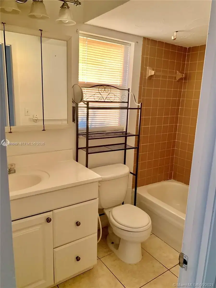 8220 Sunrise Lakes Blvd # 307, Sunrise FL 33322 photo 4