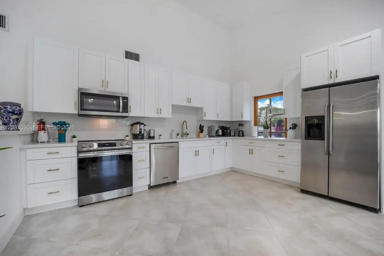 2286 NE 215th St, Miami FL 33180 photo 3