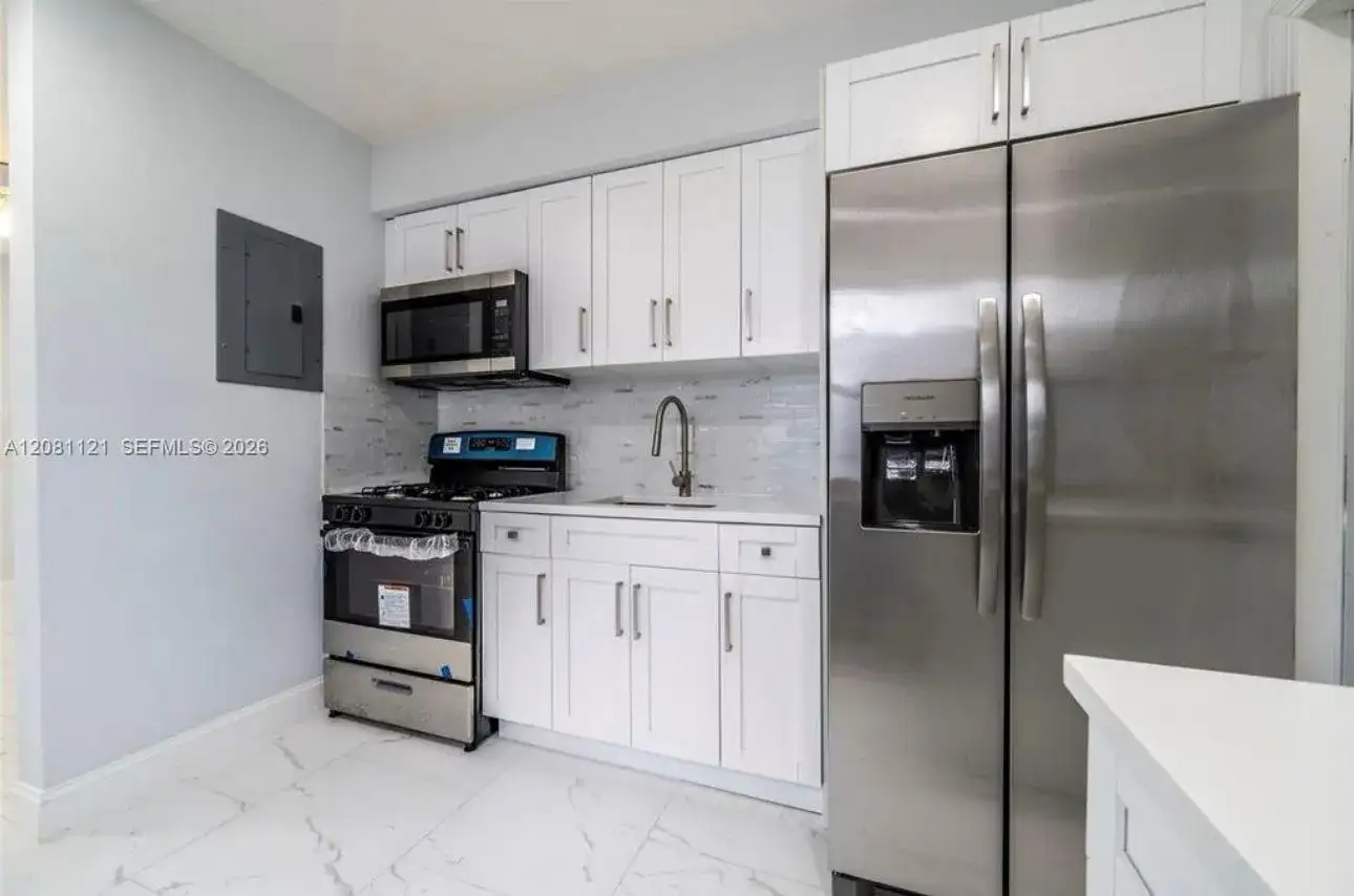 425 NW 14th Way, Fort Lauderdale FL 33311 photo 2