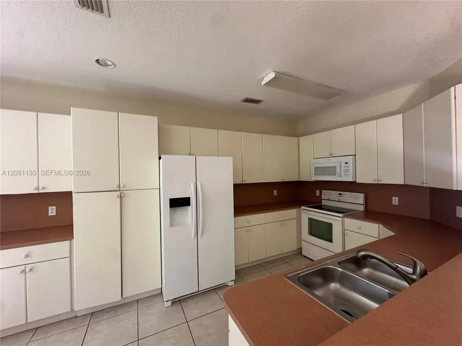 627 NE 35th Ave, Homestead FL 33033 photo 2