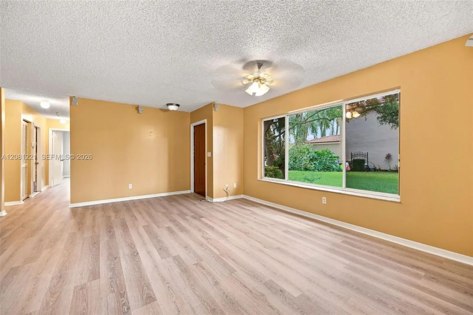 1533 W Harmony Lake Cir, Davie FL 33324