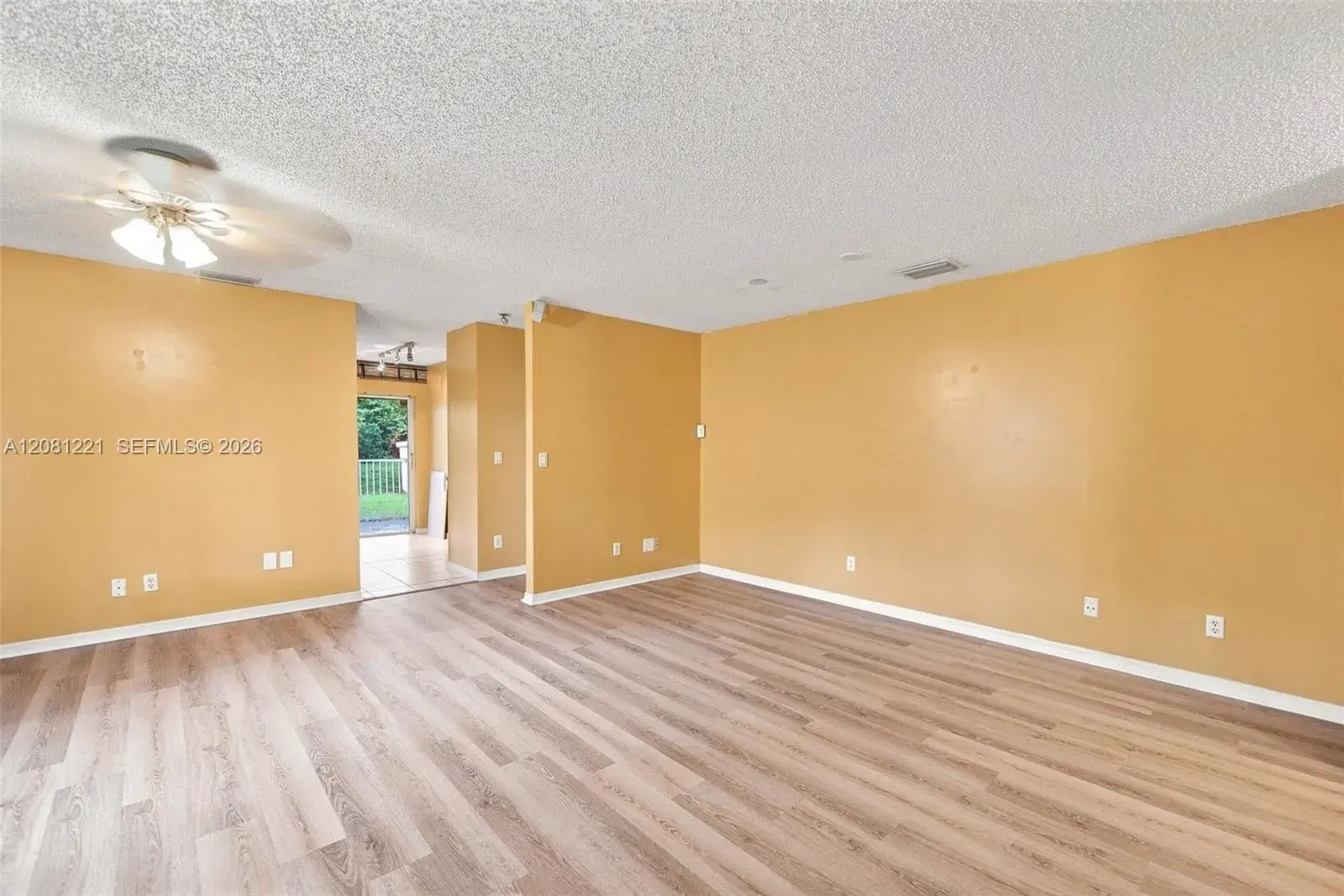 1533 W Harmony Lake Cir, Davie FL 33324