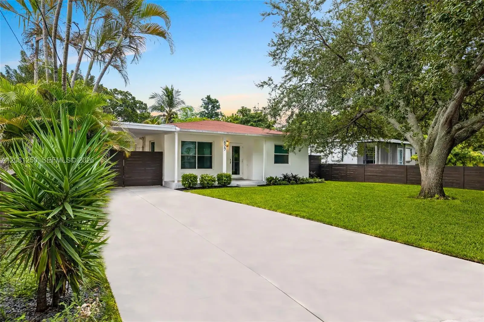 627 SW 7th Ave, Hallandale Beach FL 33009 photo 2
