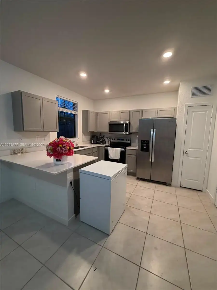 1281 NE 3rd Ave, Florida City FL 33034 photo 2