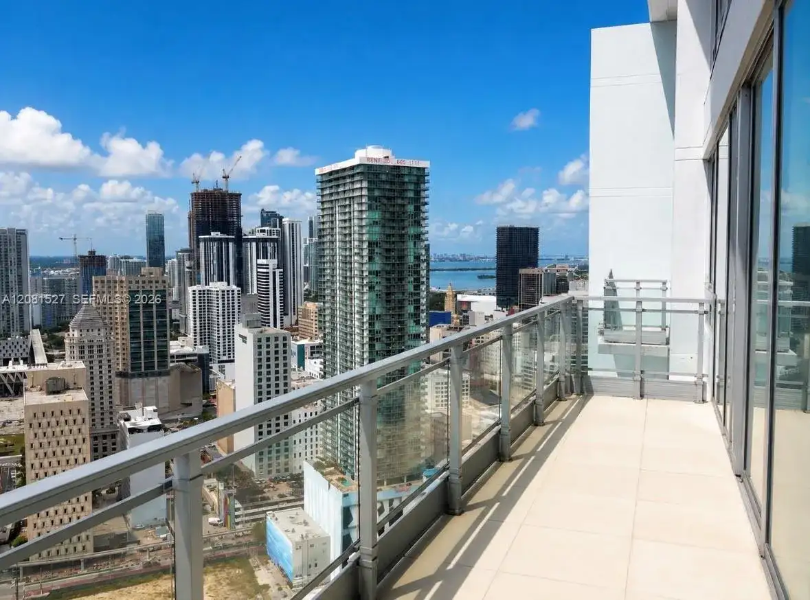 90 SW 3rd St, Miami FL 33130 photo 2