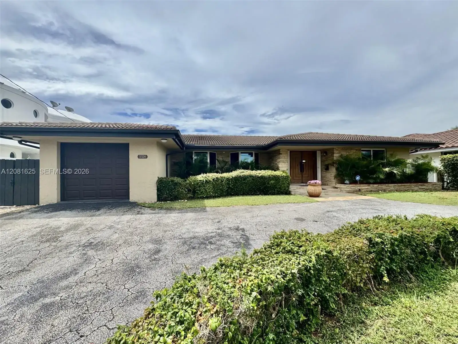 3324 NE 167th St, North Miami Beach FL 33160 photo 2