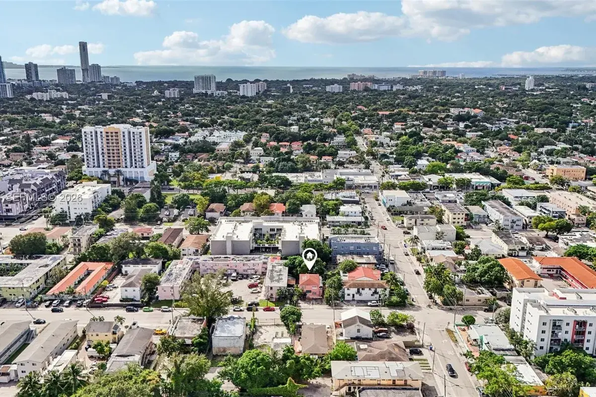 984 SW 6th St, Miami FL 33130