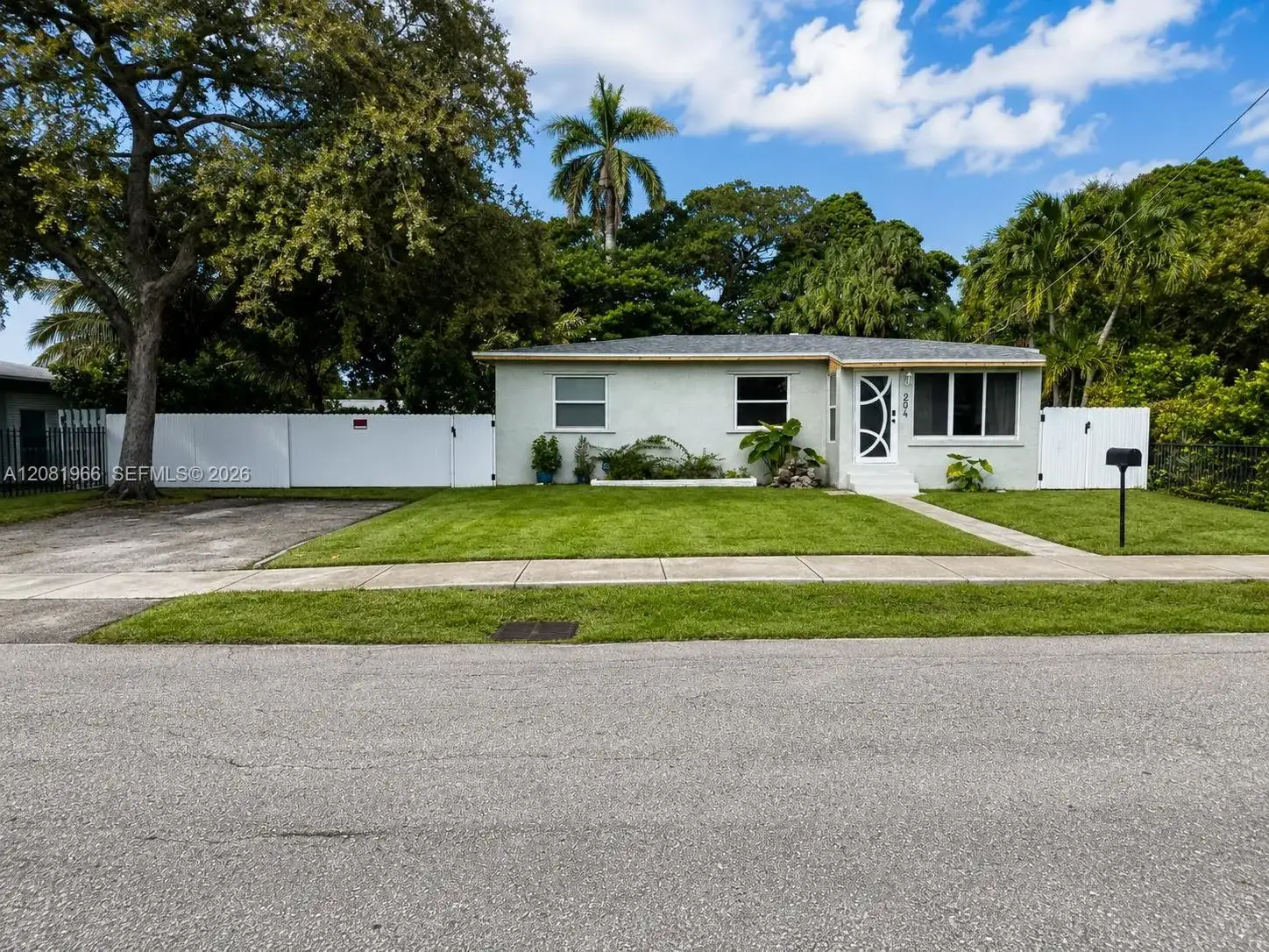204 SW 7th Ave, Hallandale Beach FL 33009 photo 2