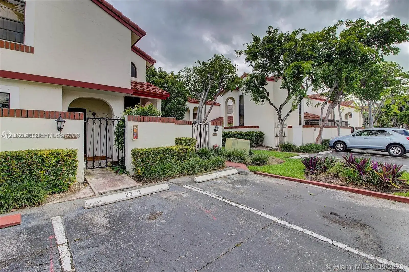 323 Ives Dairy Rd # 10, Miami FL 33179 photo 2