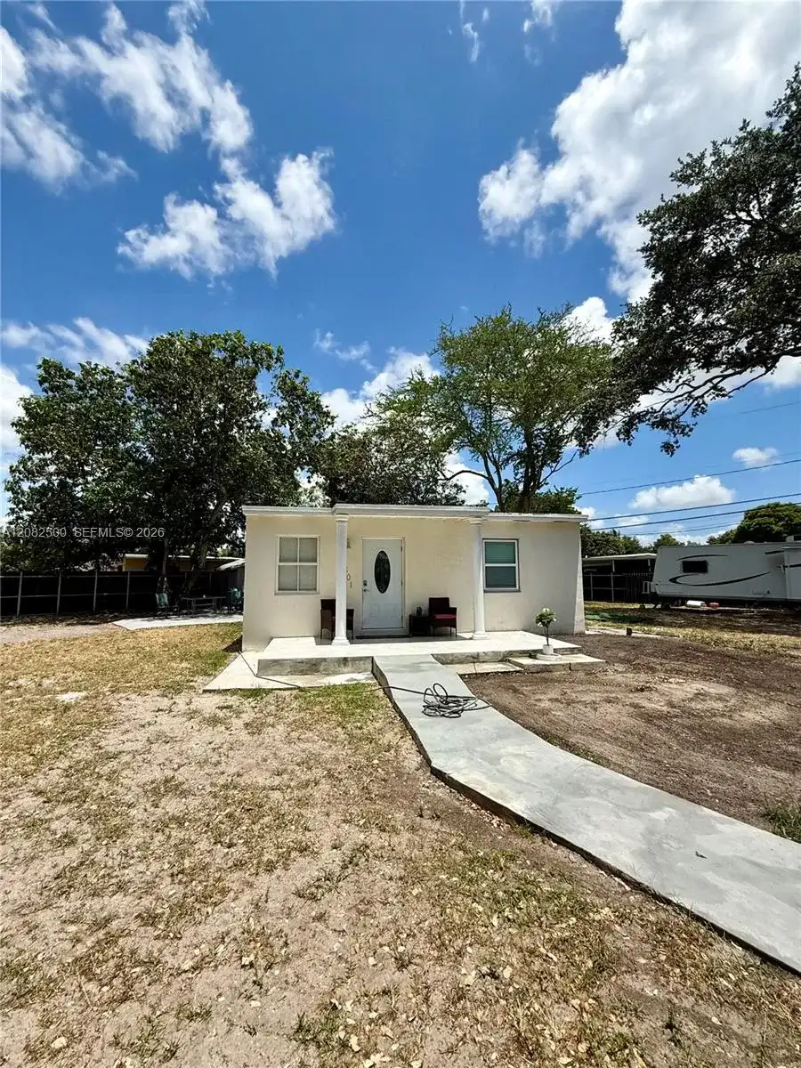 12801 Westview Dr, Miami FL 33167