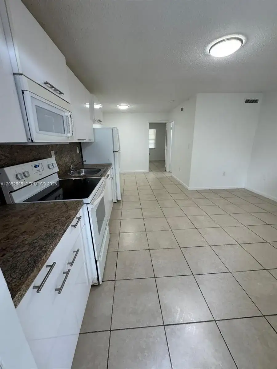 2401 Van Buren St APT 18, Hollywood FL 33020 photo 2