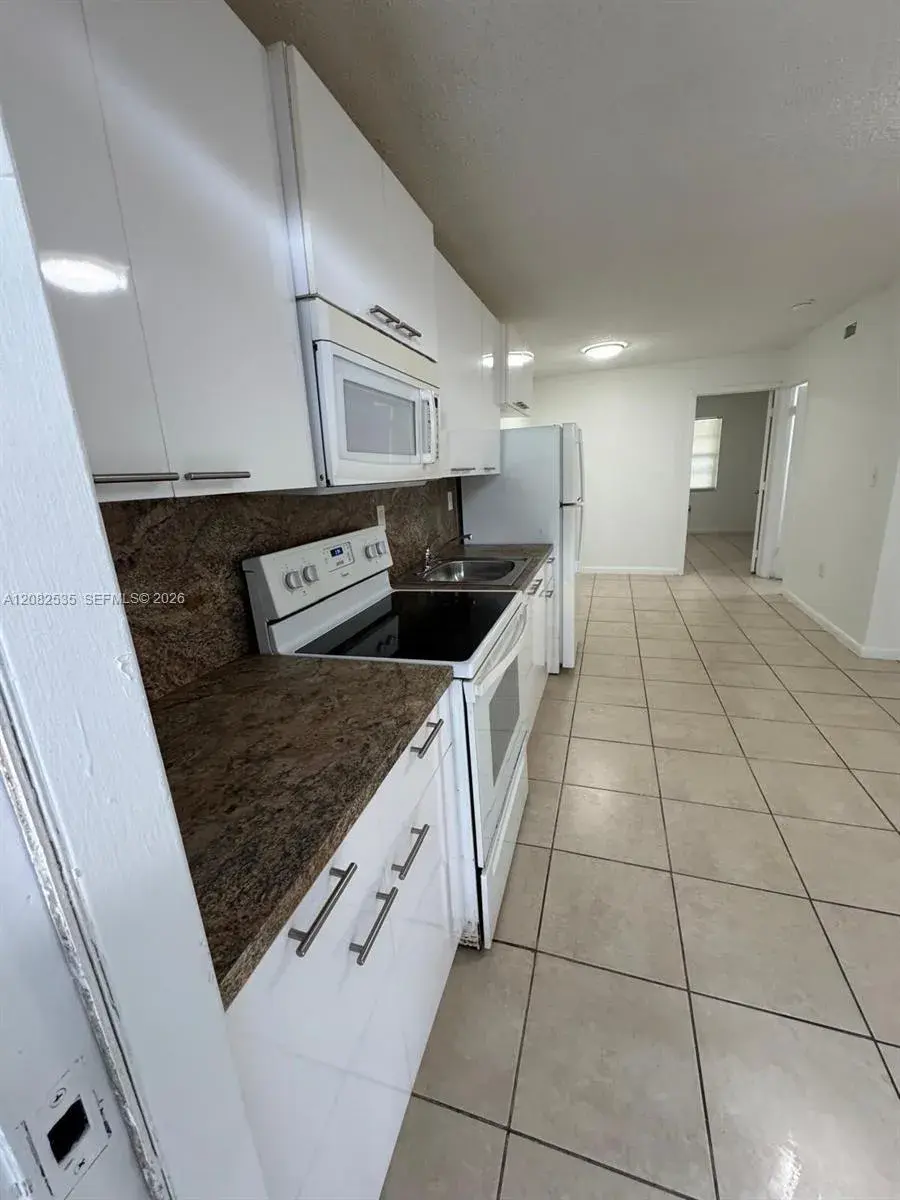 2401 Van Buren St APT 18, Hollywood FL 33020