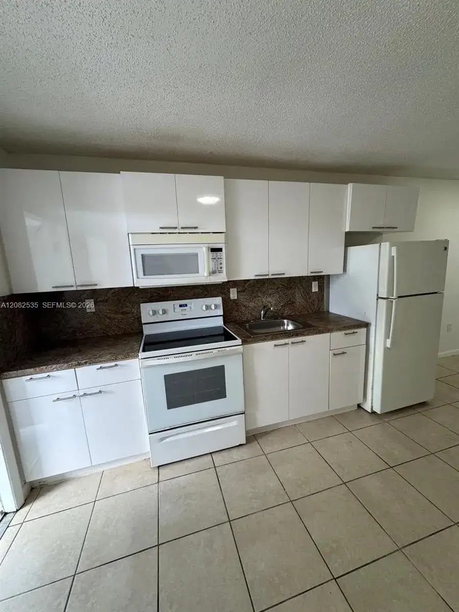 2401 Van Buren St APT 18, Hollywood FL 33020 photo 4