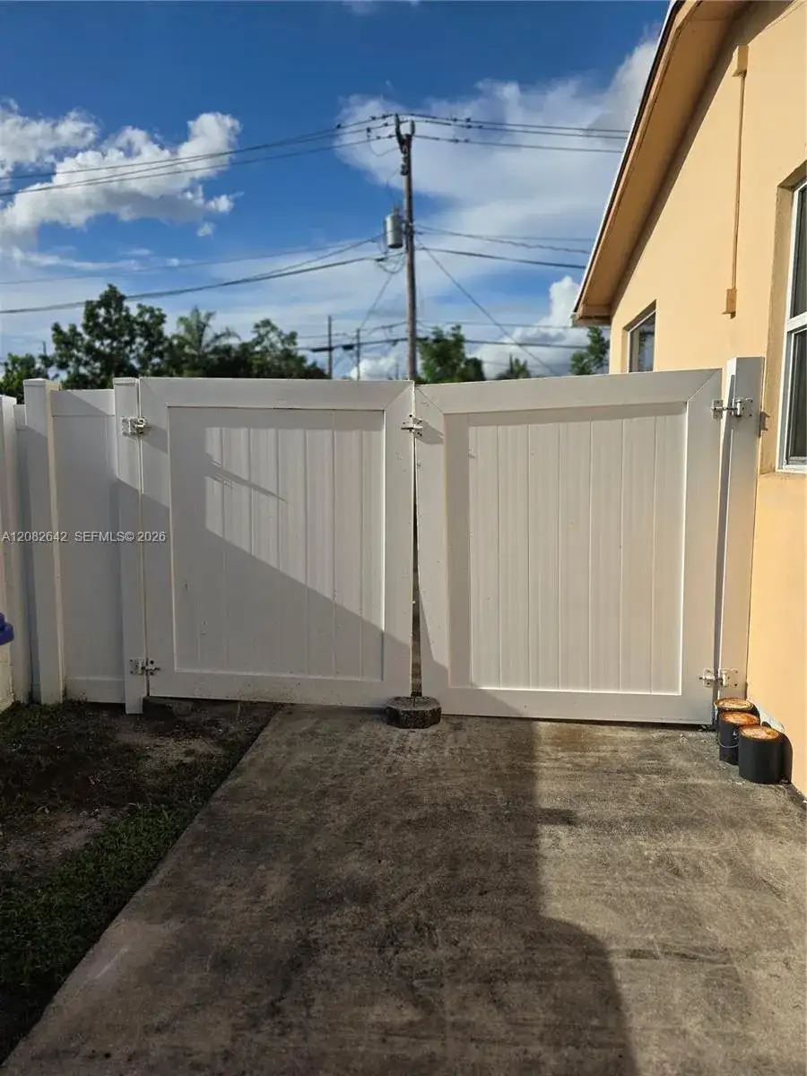 6409 Franklin St, Hollywood FL 33024 photo 3
