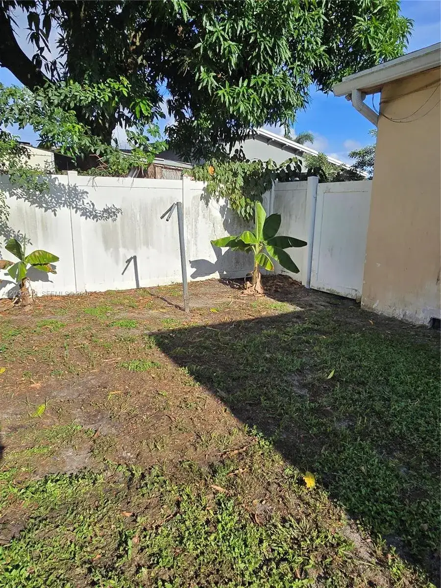 6409 Franklin St, Hollywood FL 33024 photo 5