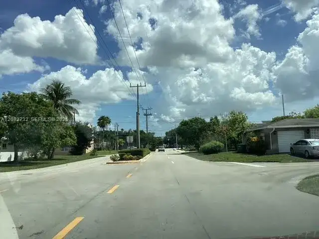 4915 NW 47th Ter, Tamarac FL 33319 photo 2