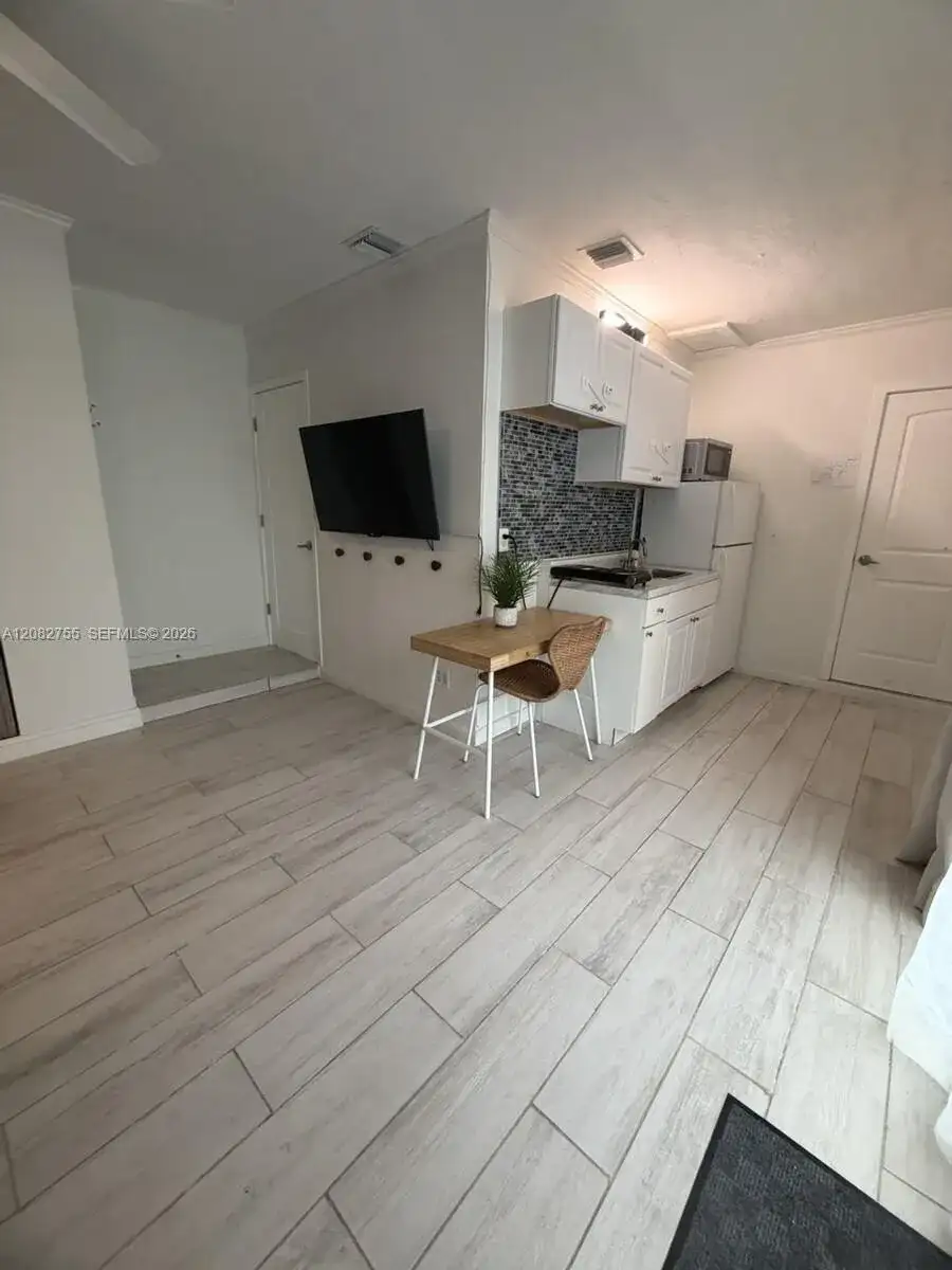 1300 Arthur St, Hollywood FL 33019 photo 4