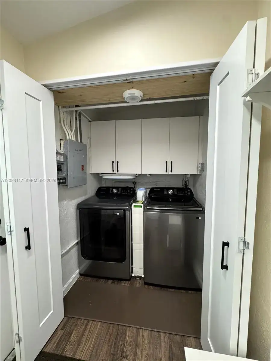 1160 W 33rd Pl, Hialeah FL 33012 photo 2