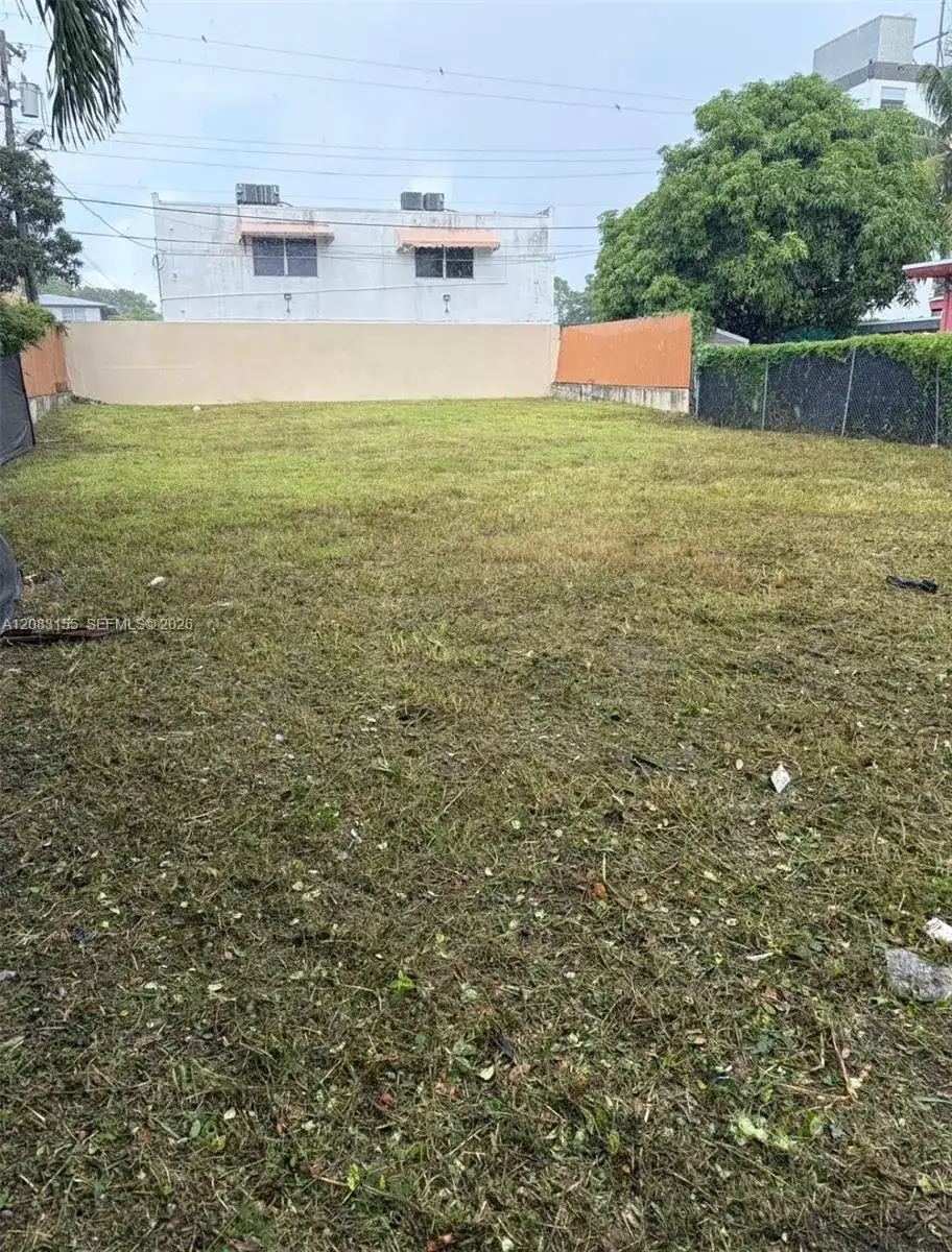816 NW 21st Ct, Miami FL 33125 photo 2