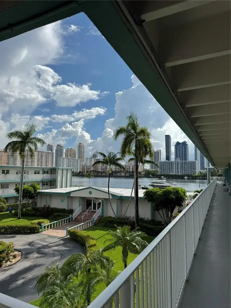 3922 NE 166th St # S305, North Miami Beach FL 33160