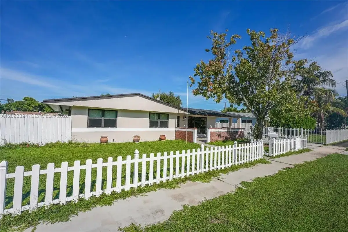 19812 NE 12th Pl, Miami FL 33179 photo 2