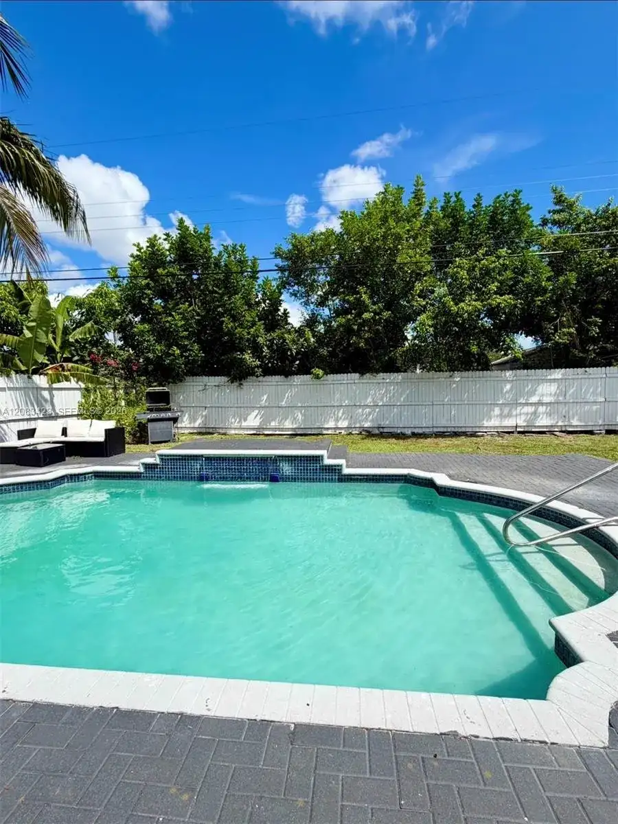 6781 Park St, Hollywood FL 33024 photo 2