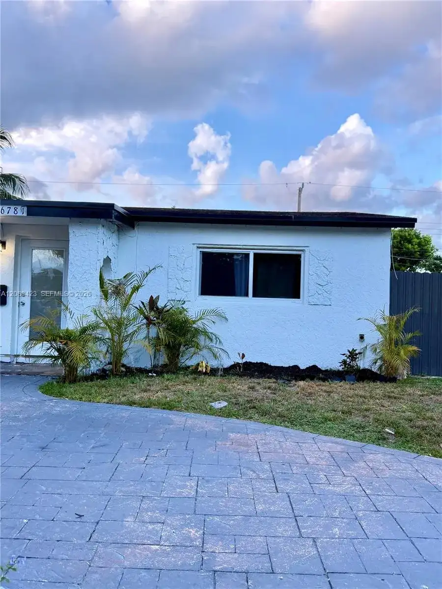 6781 Park St, Hollywood FL 33024 photo 3