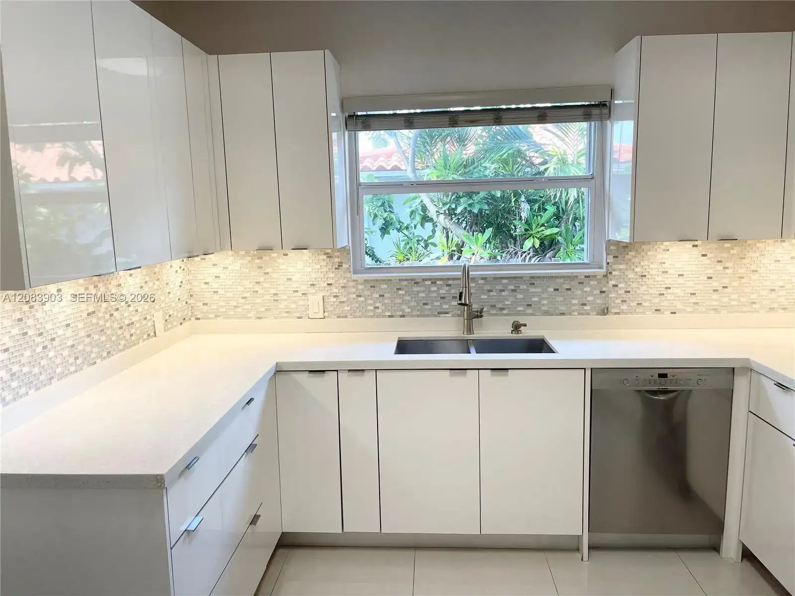 4555 N Jefferson Ave, Miami Beach FL 33140 photo 2