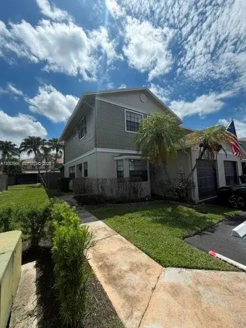 10726 NW 11th St, Pembroke Pines FL 33026 photo 2